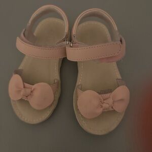 Gorgeous like new L’amour toddler girls shoes pink with bow in size 8